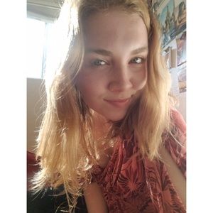 Meet your Posher, Caitlin